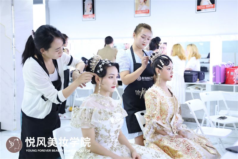 北京哪些化妆学校可以学习最新的韩式新娘化妆造型